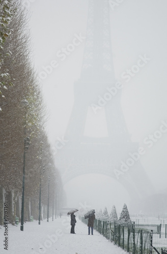Fototapeta Naklejka Na Ścianę i Meble -  Rare snowy day in Paris. Misty Eiffel Tower, Champ de Mars and l