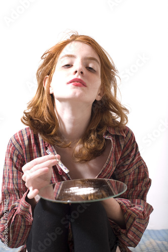 jeune femme en chemise se drogue sniffe de la cocaine Stock Photo | Adobe  Stock