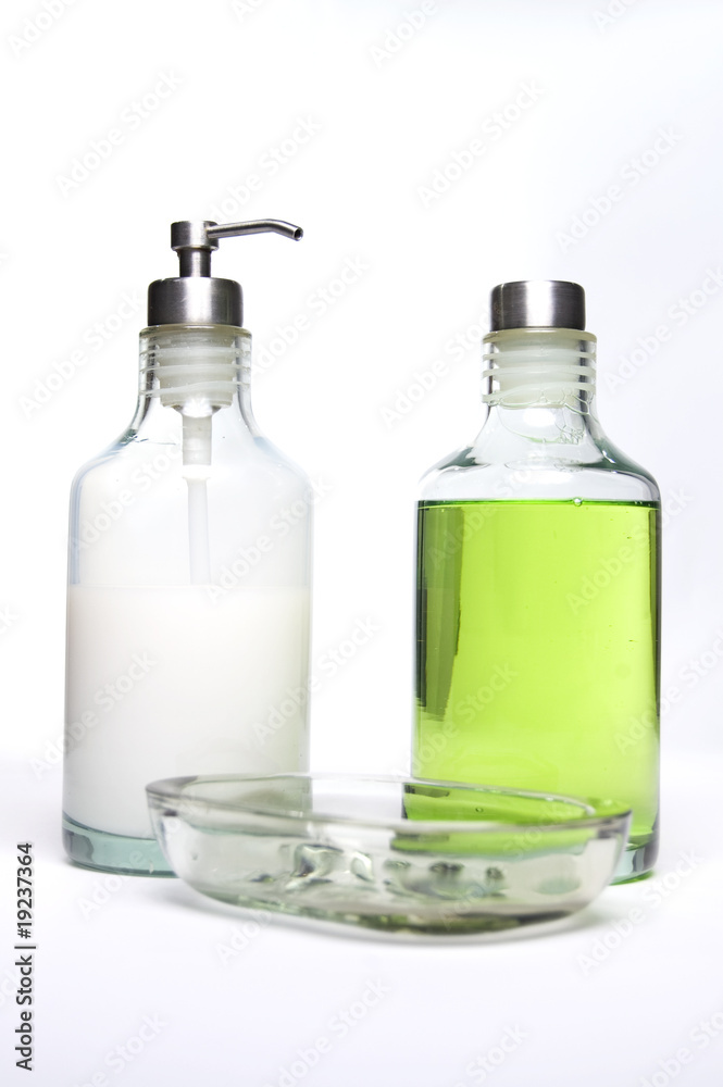 Botes de gel blanco y verde sobre fondo blanco Botes de gel blanco y verde sobre fondo blanco