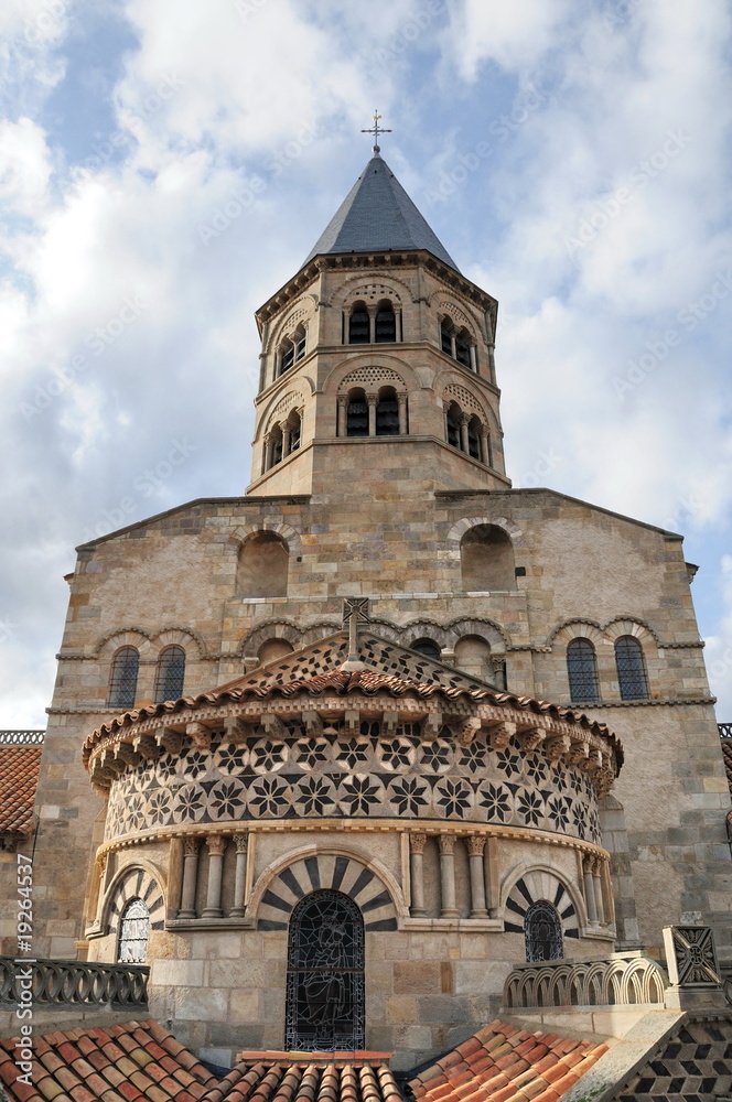 Le chevet et clocher de la basilique Notre-Dame du Port