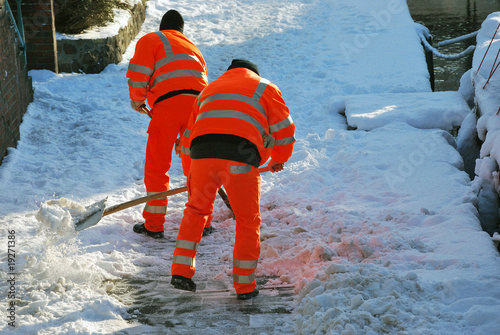 Ein Gehweg wird von Schnee geräumt photo