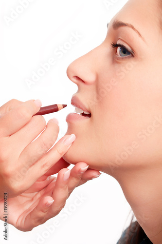 Applying lips contour