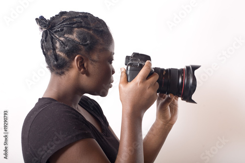 jeune femme noire prends une photo mise au point