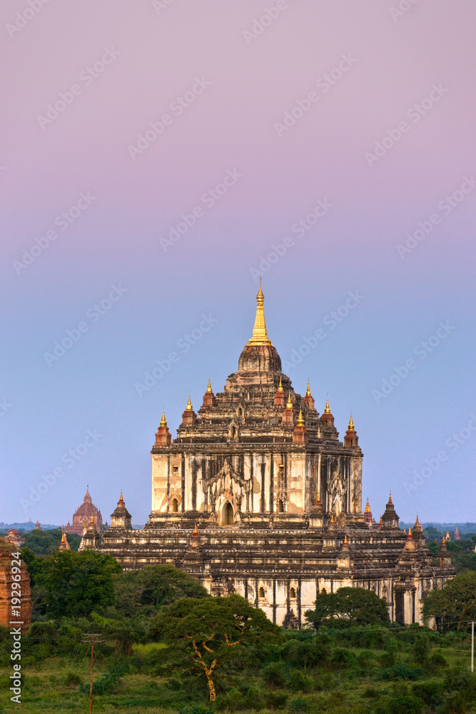 Fototapeta premium Thatbynniu temple, Bagan at Sunset, Myanmar.