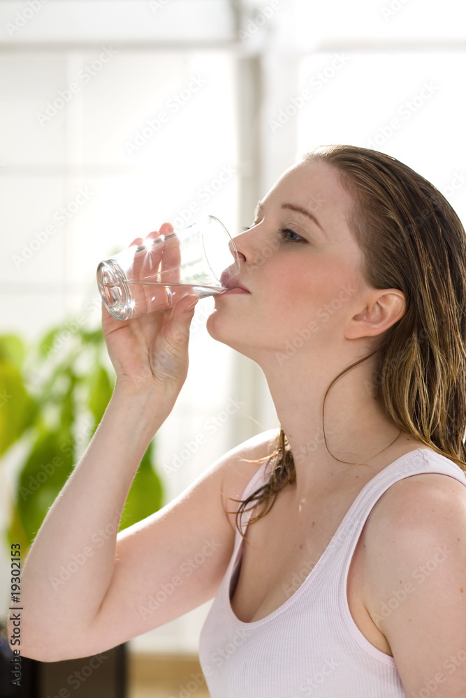 Frau mit vielen Leberflecken trinkt stilles Wasser Frau mit vielen Leberflecken trinkt stilles Wasser