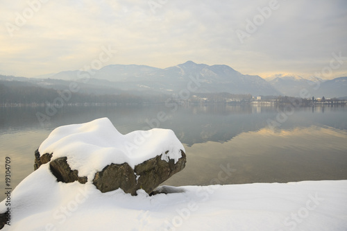 Lago in inverno photo