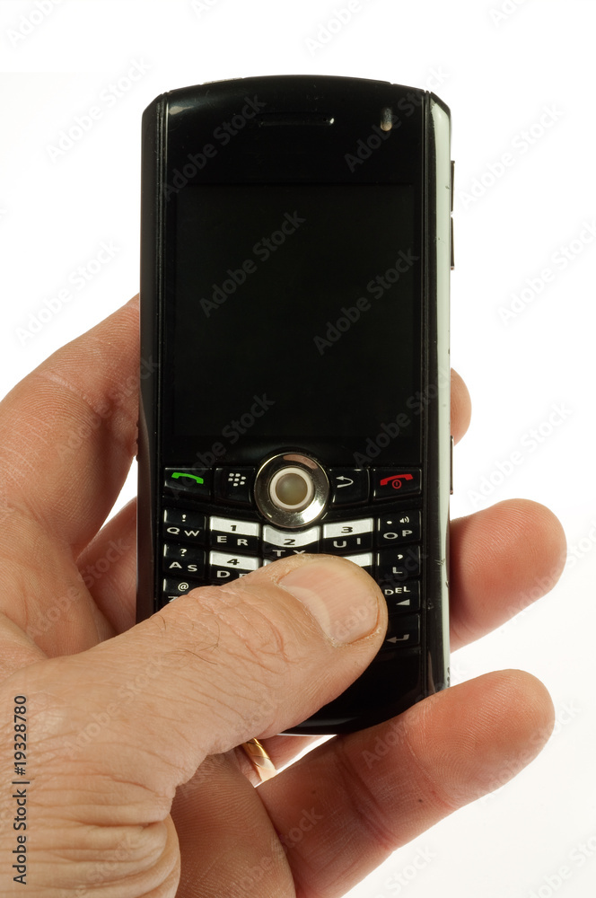 mano che digita su cellulare mano che digita su cellulare