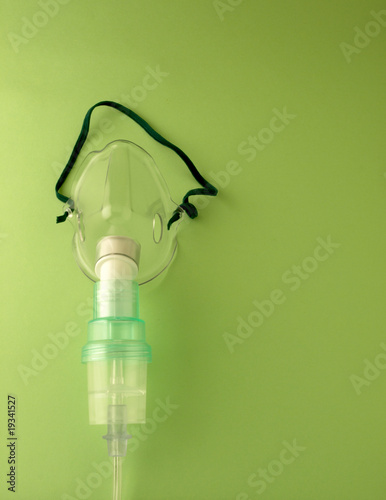 Mascarilla para inhalar oxigeno y medicinas photo