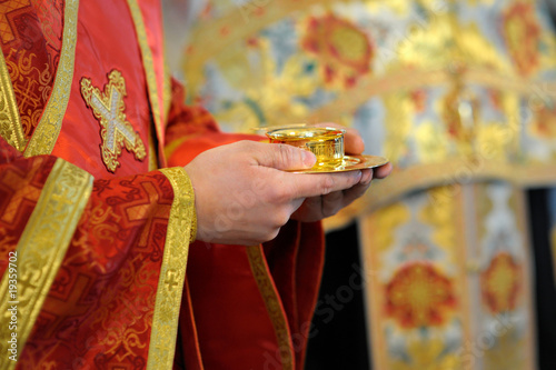 Εκτύπωση καμβά Priest holding bread and wine
