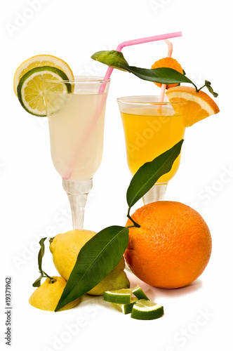 Cocteles acidos con decoración citrica photo