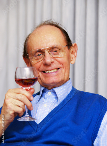 Senior drinking Wine - Senior beim Wein trinken