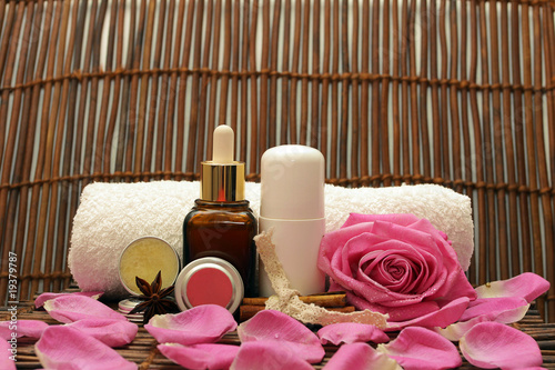Obraz na płótnie Natural cosmetics with flowers
