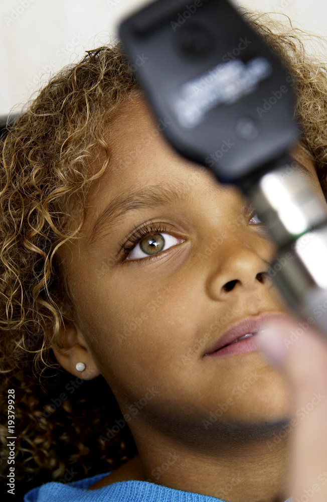 Naklejka premium African American girl getting eye exam