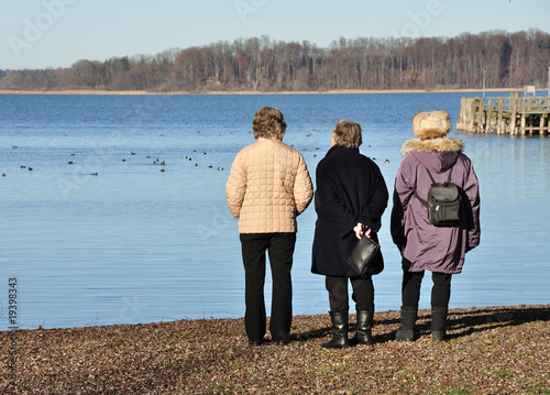 Frauen nah am Wasser photo