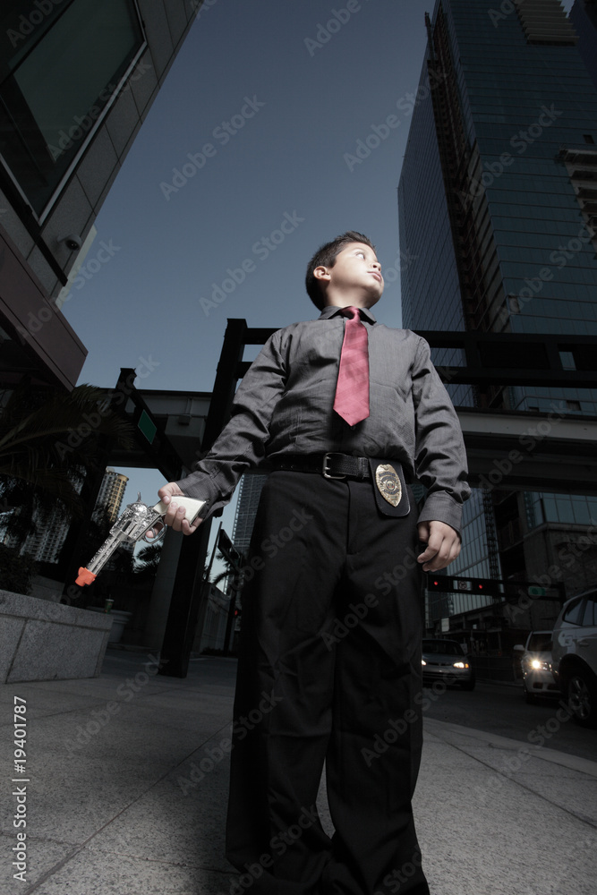 Plakat Młody biznesmen trzyma pistolet