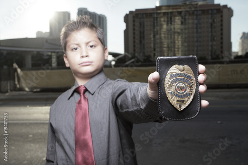 Foto Child detective showing his badge