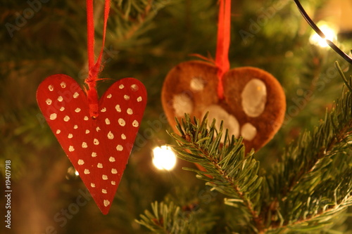Rotes Herz an Weihnachtsbaum