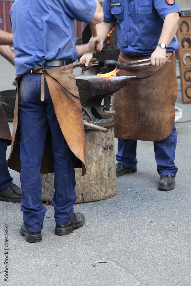 Maréchal-ferrant travail d'un fer à cheval