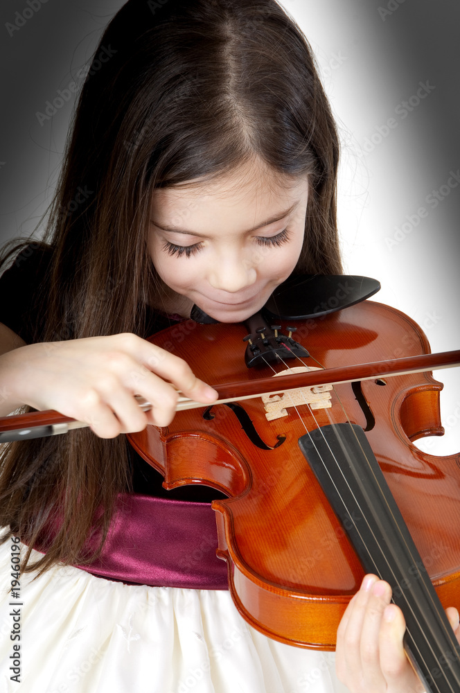 Foto Stock bambina che suona il violino primo piano Adobe Stock