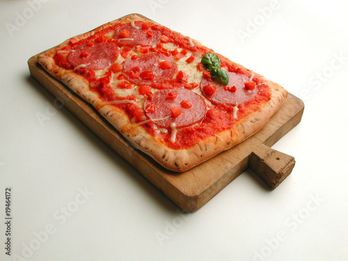 Pizza al salamino piccante - Cucina italiana photo