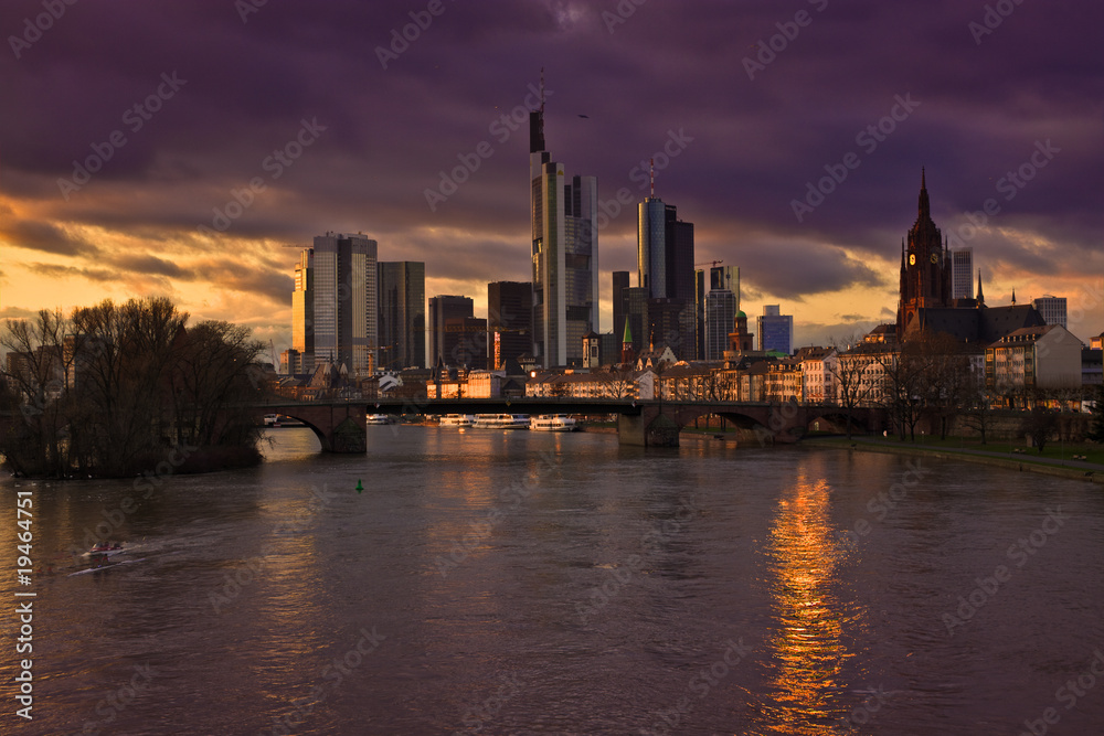 Frankfurter Skyline bei Abenddaemmerung