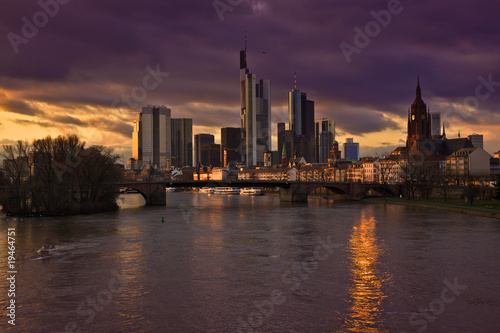 Frankfurter Skyline bei Abenddaemmerung