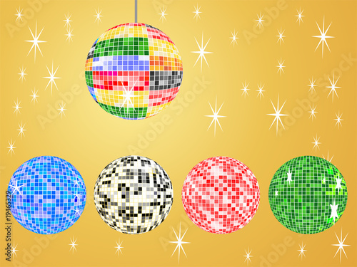 Fünf bunte Discokugeln mit goldenem Hintergrund
