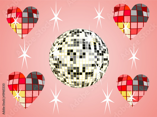 Silberne Discokugel mit Mosaikherzen