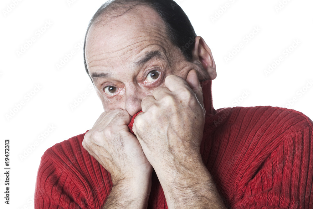 homme age cache sous un pull rouge Stock Photo Adobe Stock