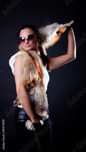 Fototapeta Naklejka Na Ścianę i Meble -  Brunette holding fox skin