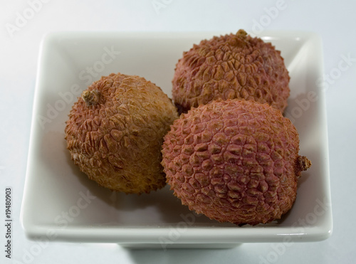 Litchis auf weissen Teller aus Porzellan photo