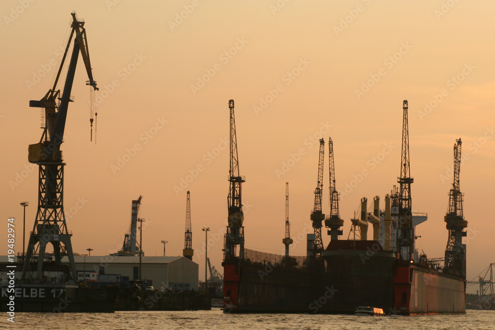 Werft im Hamburger Hafen bei Sonnenuntergang