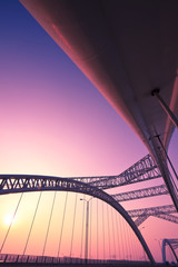 Fotobehang Koraal Stenen brug over rustige rivier  © kalafoto