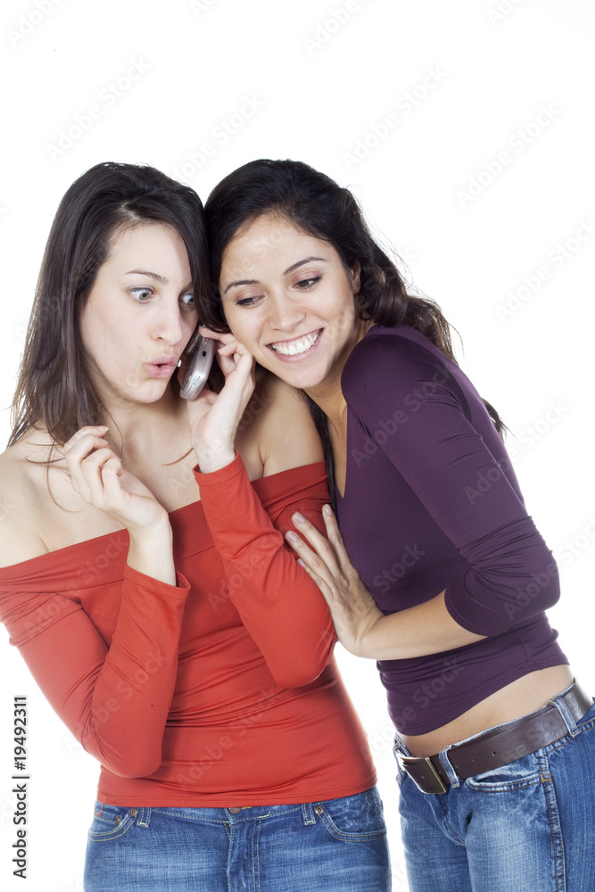 deux jeunes femmes téléphone surprise bonheur