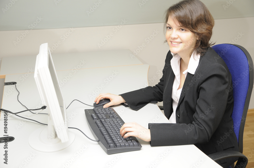 Junge Frau in einem Büro Junge Frau in einem Büro
