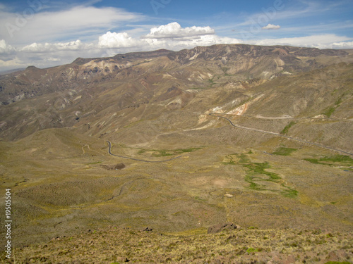 Stra  e in Berglandschaft  Peru