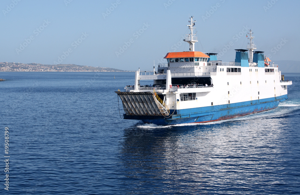Traghetto sullo stretto di Messina