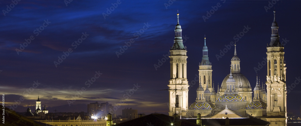 Obraz premium Saragosse at twilight (panoramic composition)