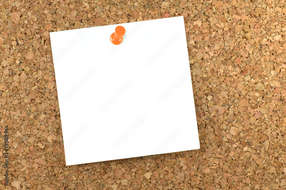 Blank notepaper pinned on cork board