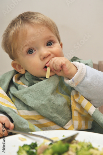 Quadro em tela enfant mange des pates