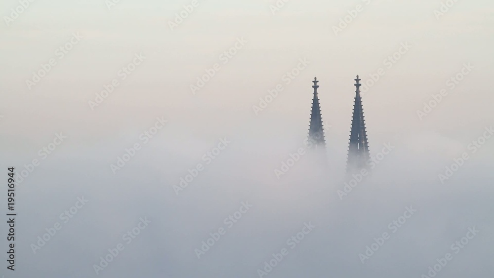Kölner Domspitzen im Nebel