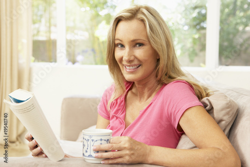 Cuadro en lienzo Woman Reading Book With Drink At Home