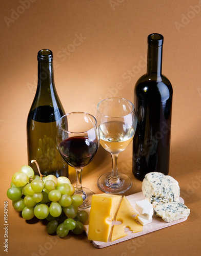Fototapeta Naklejka Na Ścianę i Meble -  Wine and cheese still-life