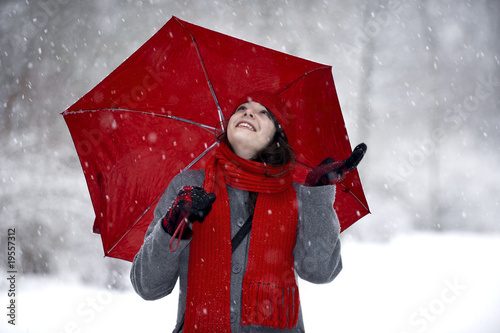 Frau im Schnee mit rotem Schirm photo