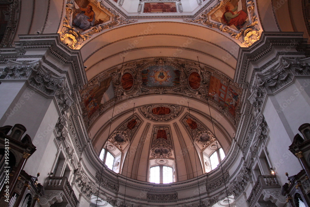 Blick in die Kuppel des Salzbuger Doms - Österreich