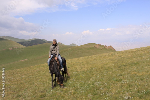 Reittouristin in den Bergen am Songköl - Kirgisistan
