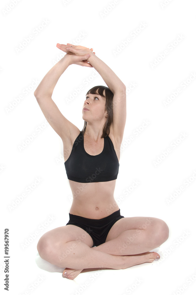 femme qui effectue des postures relaxantes de yoga femme qui effectue des postures relaxantes de yoga