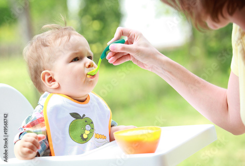 Valokuva Mother feeds her lovely baby