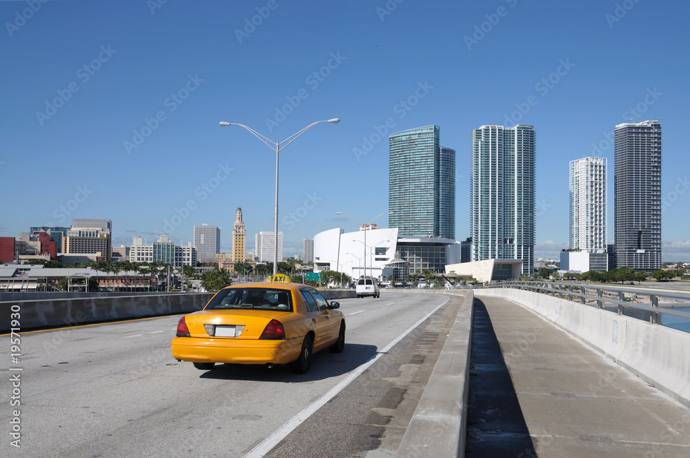 Εκτύπωση καμβά Taxi on the Bridge at Downtown Miami, Florida USA