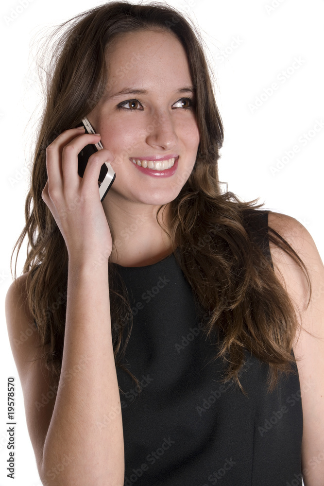 femme brune souriante qui téléphone femme brune souriante qui téléphone